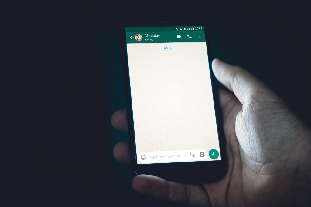 Cara Mengembalikan Chat WhatsApp yang Terhapus, Mudah Banget! 1 christian wiediger 5BG 9id A6I unsplash