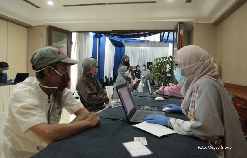 Para peserta vaksinasi Covid 19 lansia di Gedung Medco