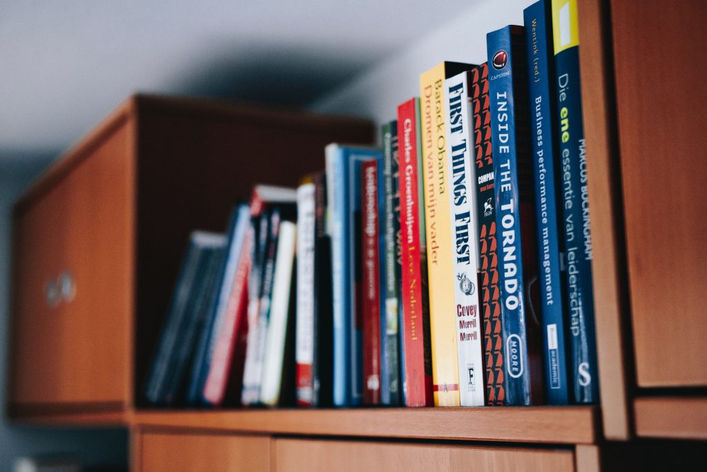 membaca buku