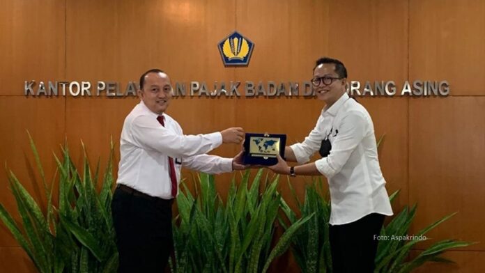 ki-ka) Kepala Seksi Peraturan Pajak Pertambahan Nilai (PPN) Jasa DJP, Rusdi Yanis dan Goverment Manager Tokocrypto, Albert Endi Hartanto dalam Workshop Perdagangan Aset Kripto, pada tanggal 24 Oktober 2022.