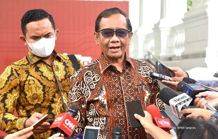 Menko Polhukam Mahfud MD memberikan keterangan pers selepas melapor kepada Presiden Jokowi di Istana Merdeka, Jakarta, Selasa (04102022).