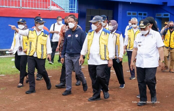 Menteri PUPR Basuki Hadimuljono dan Menpora Zainudin Amali, meninjau Stadion Kanjuruhan saat Malang, Jawa Timur.