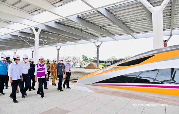 Presiden Jokowi saat meninjau progres pembangunan proyek KCJB dalam kunjungan kerjanya ke Provinsi Jawa Barat.