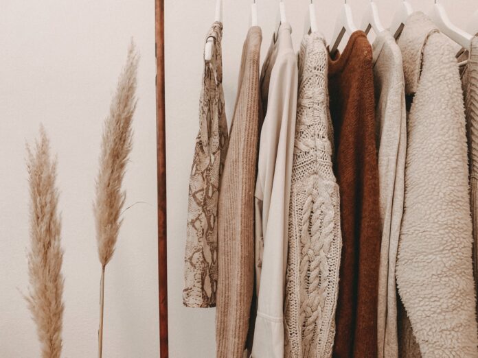 Tampilan fashion minimalis yang tetap fashionable. (Sumber: Unsplash)