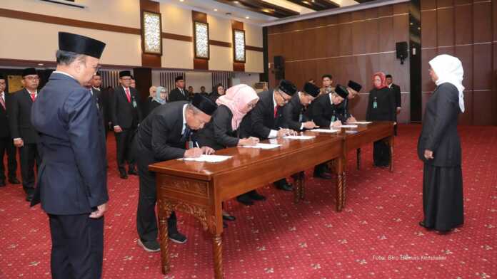 Menaker Ida Fauziyah melantik 16 pejabat tinggi pratama dan dua pejabat fungsional ahli utama di Kantor Kemnaker, Jakarta.