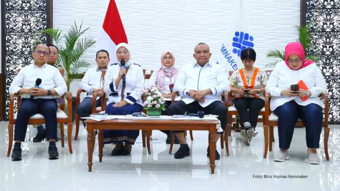 Menaker Ida Fauziyah dalam konferensi pers tentang THR 2023.