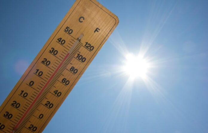 Tips Terhindar dari Dampak Cuaca Panas saat Berada di Luar Ruangan.