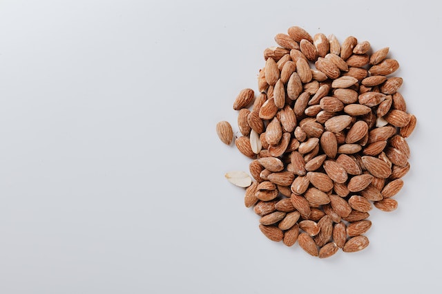 4 Rekomendasi Camilan Sehat Bagi Penderita Diabetes 2 Ilustrasi kacang almond yang cocok dikonsumsi oleh penderita diabetes. (Sumber: Pexels)