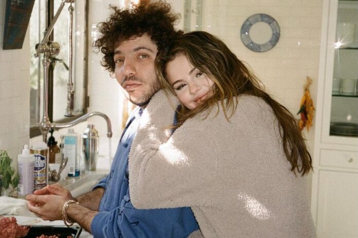 Selena Gomez dan Benny Blanco dalam pose romantis penuh kebahagiaan.