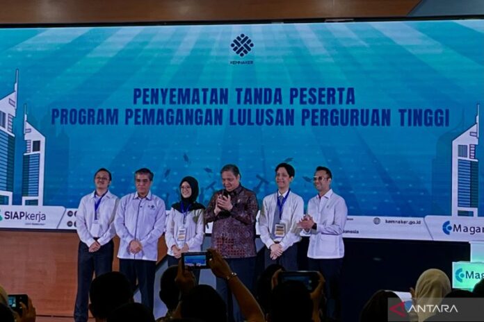 Peserta Program Magang Kemnaker 2025 mengikuti pembekalan di aula dengan suasana antusias dan profesional.